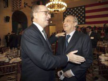 El presidente de Repsol, Antonio Brufau (i), conversa con el presidente de ACS, Florentino Pérez (d), antes de la comida celebrada este 14 de enero en la Cámara de Comercio de Washington con inversores y empresarios estadounidenses, dentro del viaje oficial del presidente del Gobierno, Mariano Rajoy, a la capital estadounidense.