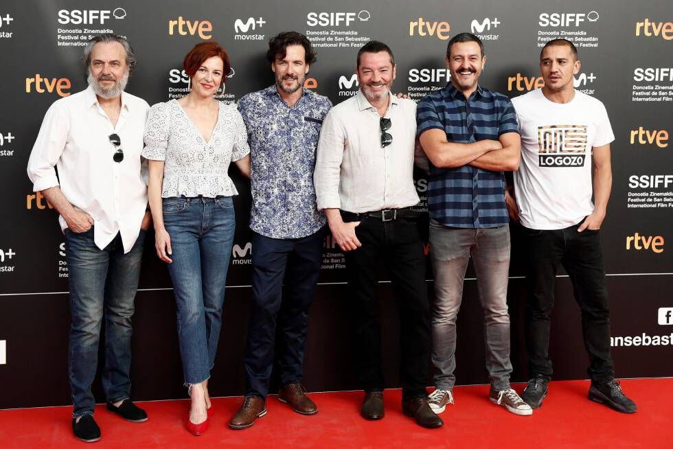 Los actores de la serie 'Gigantes' rodean al director Enrique Urbizu (en el centro, con camisa blanca). Desde la izquierda, José Coronado, Elisabet Gelabert, Daniel Grao, Isak Férriz y carlos Librado, 'Nene'.