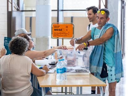 Votaciones en un colegio electoral de Valencia, este domingo.