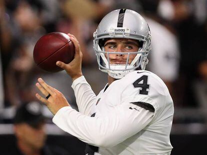 El mariscal de campo de los Raiders, Derek Carr.