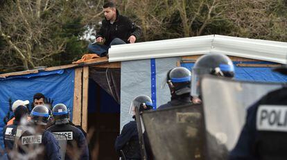 Un hombre se niega a dejar su chabola en Calais.