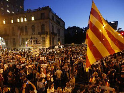 Milers de persones es manifesten a Barcelona contra les detencions de Cuixart i Sànchez.