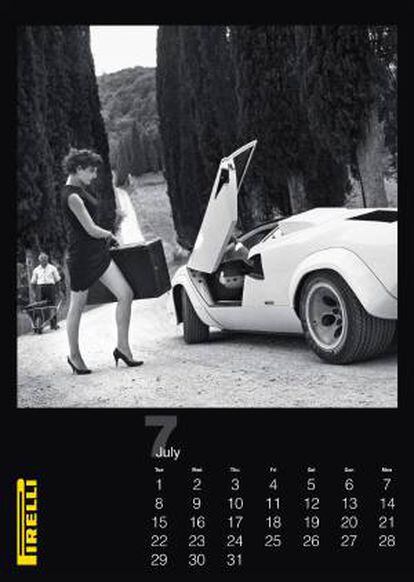 Fotografía sin fechar facilitada por la oficina de prensa del Calendario Pirelli hoy, jueves 21 de noviembre de 2013, de la página del calendario correspondiente al mes de julio, tomada por el difunto fotógrafo germano-australiano Helmut Newton.