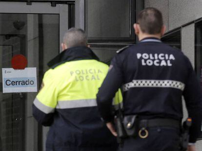 Dos agentes de la Policía Local de Mallorca.