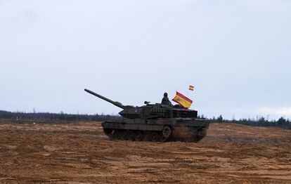 Un Leopard 2E desplegado en Letonia, en noviembre.