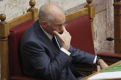 Papandreu, ayer antes de dirigirse al grupo socialista en el Parlamento griego.