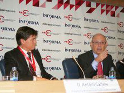 El presidente de la Plataforma Multisectorial contra la Morosidad, Antoni Ca&ntilde;ete, y el ministro de Hacienda, Crist&oacute;bal Montoro. 