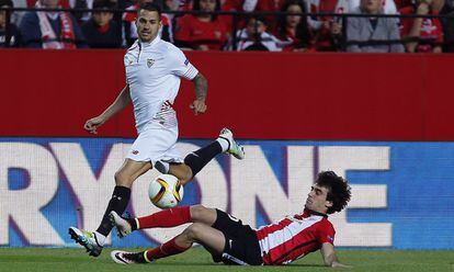 El centrocampista del Sevilla Vitolo (i) disputa un balón con el defensa del Athletic Club de Bilbao Iñigo Lekue (d).