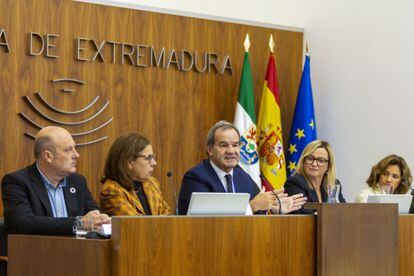 El secretario general Iberoamericano, Andrés Allamand (centro), este martes en la Asamblea de Extremadura.