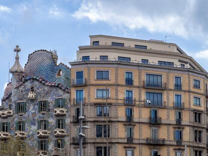 Afegit en un edifici de Barcelona, al passeig de Gràcia amb Aragó.