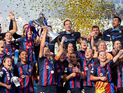 Alexia Putellas levanta el trofeo de campeonas de la Champions League para el Barcelona.