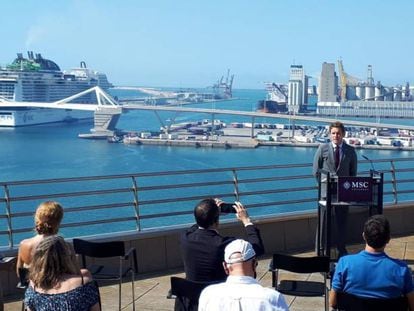 El director de MSC Cruceros en España, Fernando Pacheco, frente al primer crucero que llega a Barcelona desde el inicio de la pandemia
 