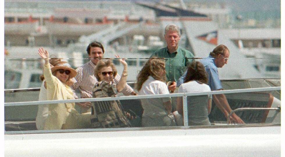 El rey don Juan Carlos al timón del yate 'Fortuna' con los matrimonios Aznar y Clinton, en la bahía de Palma, en julio de 1997.