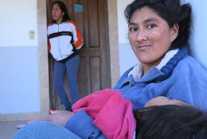 Daniela Figueroa, de 23 años, con su hija menor en brazos, a las afueras de la Fundación, en Quimilí.