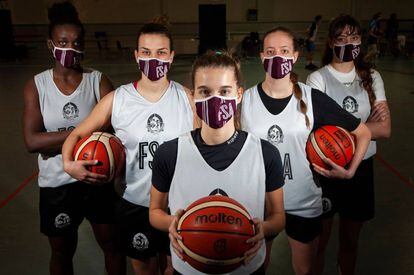 Les jugadores de bàsquet del Sant Adrià, equip de la Lliga Femenina 2.