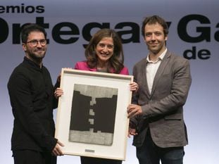 Agustín Morales y Eduardo Ponces recogen el premio Ortega y Gasset de Periodismo.