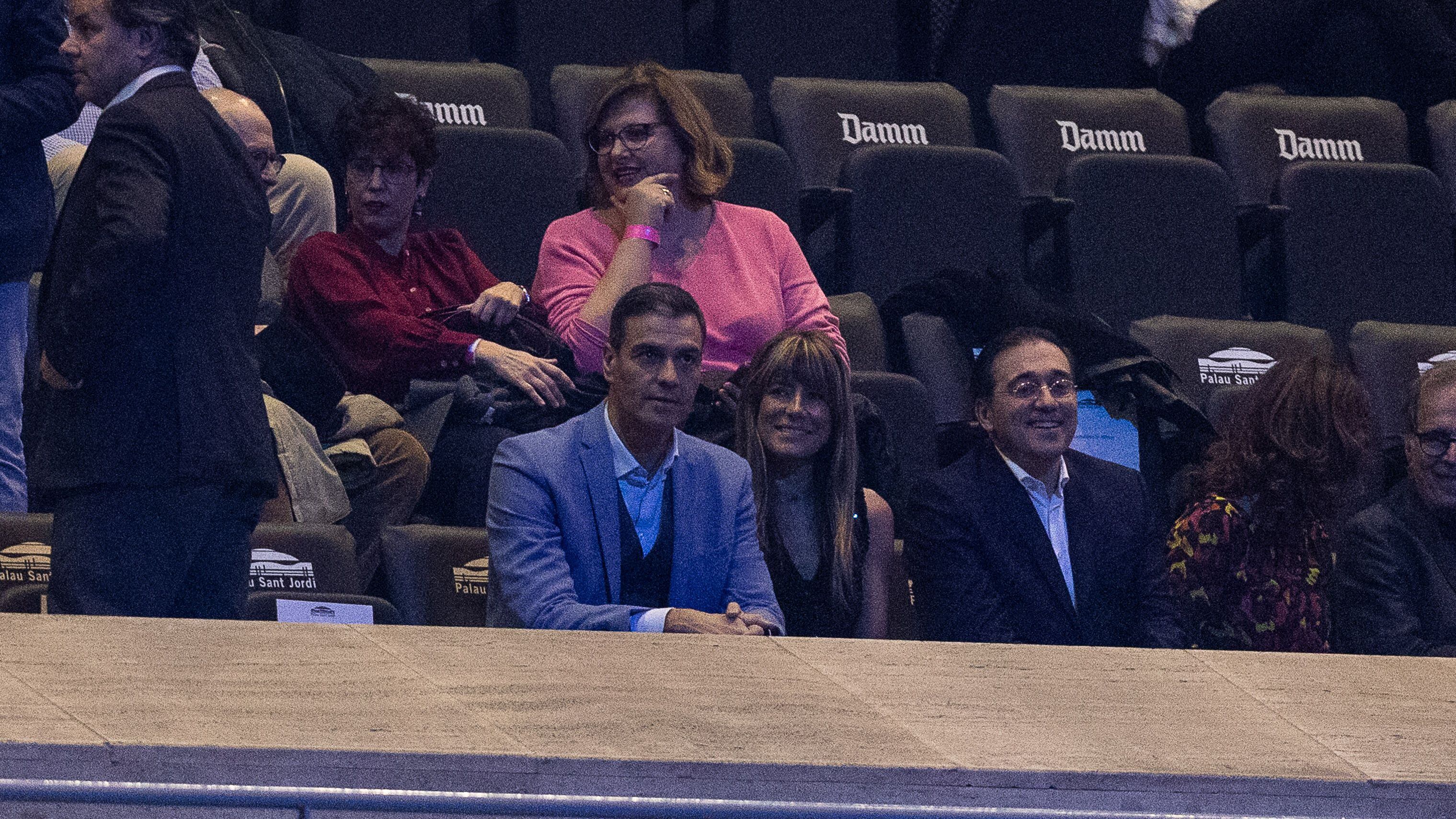 El presidente del Gobierno, Pedro Sánchez, en el inicio del concierto, acompañado por su esposa, Begoña Gómez, y el ministro de Exteriores, José Manuel Albares.