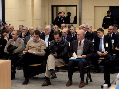 El expresidente de Bankia, Rodrigo Rato, junto al resto de acusados durante la primera sesión del juicio por la salida a Bolsa de la entidad.