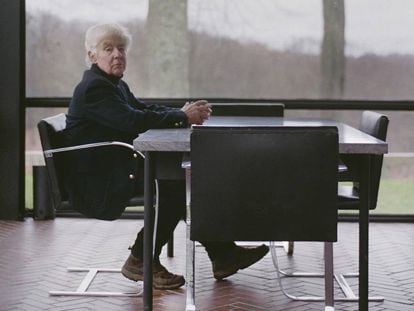 Robert Melik Finkle, el amante del arquitecto Philip Johnson, vuelve a la Glass House después de cuatro décadas con ICON DESIGN. En la imagen, posa en la mesa de mármol del comedor, donde solía pasar las tardes dibujando junto a Johnson. |