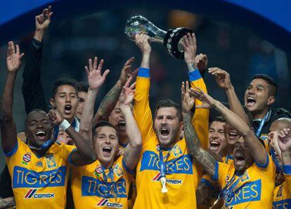 Jugadores de Tigres festejan el triunfo. 