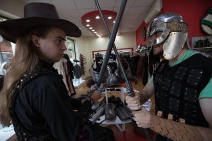 Dos personas, ataviadas con ropas medievales, en la tienda Eviltailors de la capital.