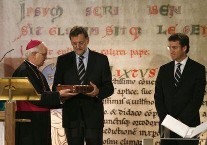 Rajoy entrega el C&oacute;dice Calixtino al arzobispo de Santiago