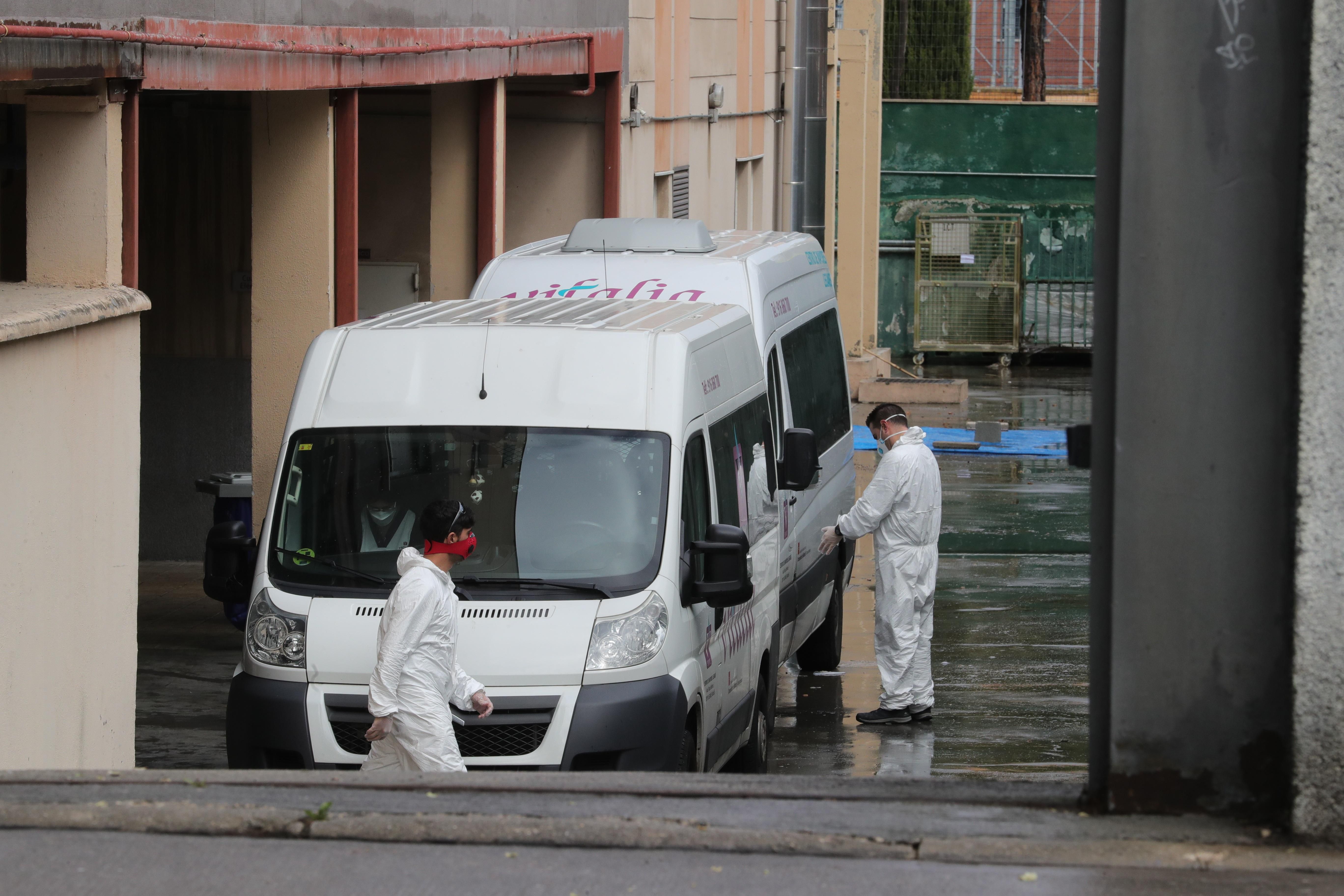 Varias furgonetas permanecen aparcadas en la residencia Vitalia de Leganés el pasado 1 de abril.