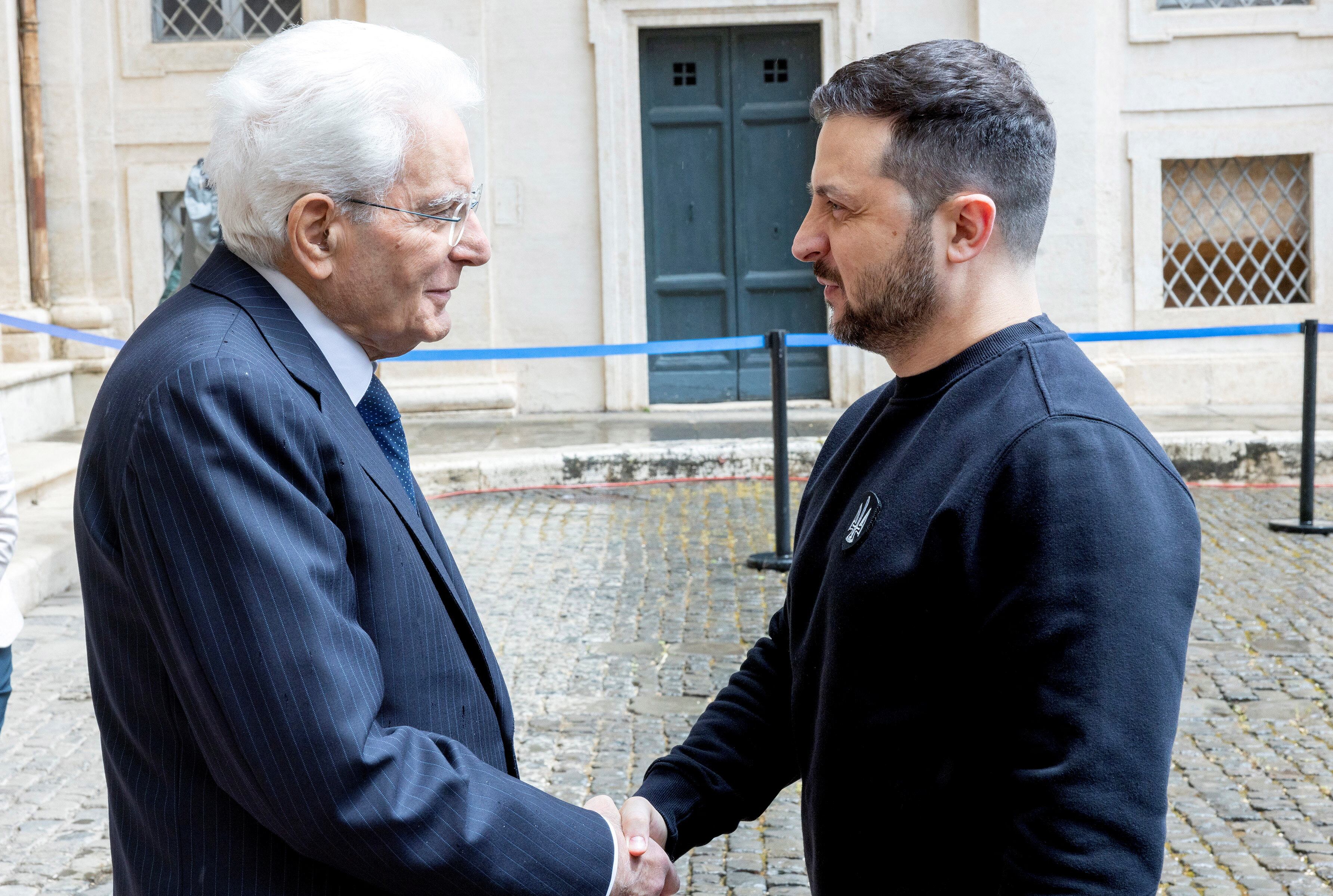 El presidente de Italia, Sergio Mattarella, saluda este sábado en Roma al presidente de Ucrania, Volodímir Zelenski, en una fotografía cedida por los servicios de prensa de la presidencia italiana.