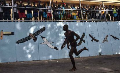 Un migrante corre junto al CETI de Ceuta tras saltar la valla fronteriza el pasado 22 de agosto.