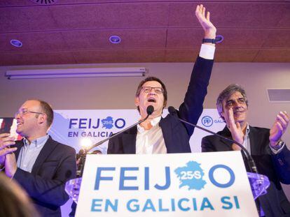 El candidato del PP, Alberto Núñez Feijoo, celebra la victoria electoral.