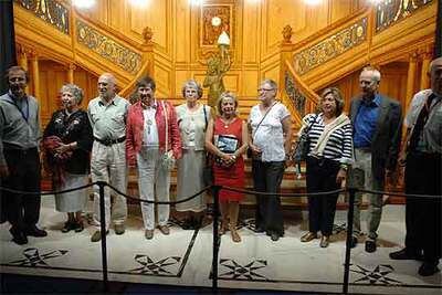 Familiares de los pasajeros del <i>Titanic</i> en una reproducción del <i>hall</i> del barco, en Granada.