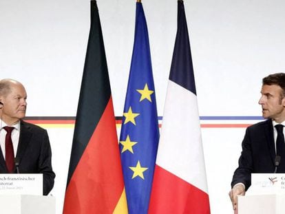 Olaf Scholz, canciller alemán, y Emmanuel Macron, presidente de Francia, en la cumbre que ambos han celebrado este domingo.
