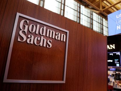 El logotipo de Goldman Sachs se ve en el parqué de la Bolsa de Valores de Nueva York.