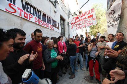 Protesta contra el desalojo de una mujer en Granada.