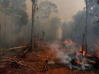 Un bombero de la operación Abafa Amazonía intenta apagar un incendio en Mato Grosso.