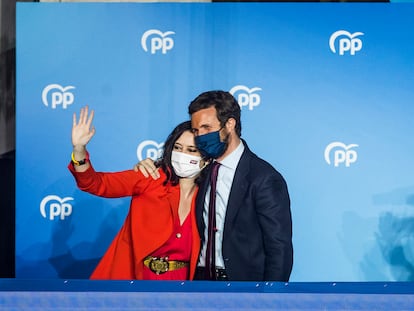 La presidenta de la Comunidad de Madrid y vencedora en las elecciones regionales, Isabel Díaz Ayuso, acompañada por el presidente del PP, Pablo Casado, este martes en la sede del partido en la calle de Génova.