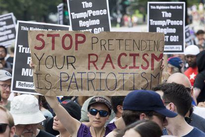 Una manifestación se ha reunido en la Freedom Plaza en Washington. Una mujer sostiene el letrero "Basta de pretender que su racismo es patriotismo".