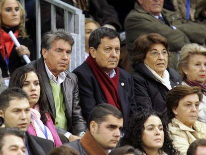 Manolo Santana y Josep Lluís Arilla, en el estadio de La Cartuja, siguiendo las evoluciones del juego.