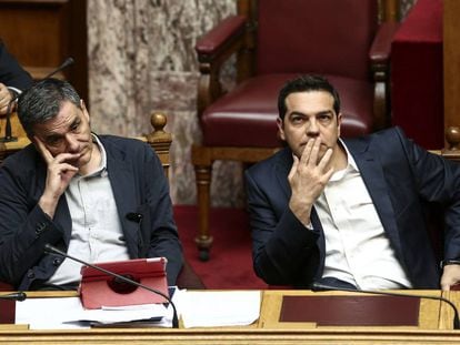 Tsipras (d) y Tsakalotos, ministro de Finanzas, durante el debate.
