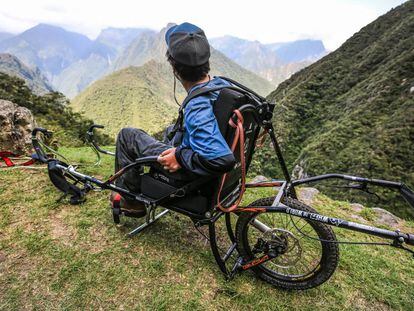 Álvaro Silberstein, en la silla monorueda con la que ofrece paseos inclusivos por Machu Picchu y otros parques nacionales.