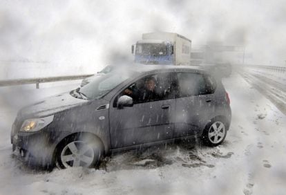 Un vehículo afectado por la fuerte nevada, a la entrada de Vitoria.