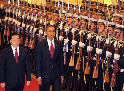 Barack Obama y Hu Jintao pasan revista en el Gran Salón del Pueblo de Pekín.