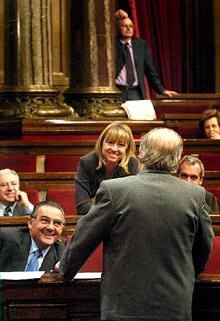 Manuela de Madre, alcaldesa de Santa Coloma de Gramanet, conversa con Jaume Farguell (CiU) durante la sesión plenaria nª 55 del Parlament de Catalunya