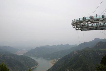 Jingdong Stone Forest Gorge, el mirador de cristal más grande del mundo, situado en Pekín (China).