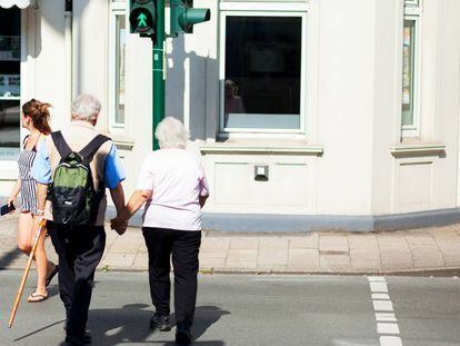 Una pareja cruza un paso de peatones en Alemania.