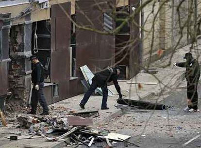 Agentes de la Ertzaintza analizan los destrozoz ocasionados por la bomba de ETA en Lazkao