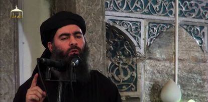 Abu Bakr al-Bagdadi en su &uacute;nica aparici&oacute;n p&uacute;blica, en 2014 en una mezquita iraqu&iacute;.