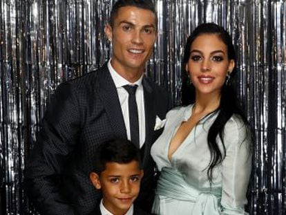Imágenes del día: el carísimo babero de Dior de la hija pequeña de Georgina  Rodríguez y Cristiano Ronaldo