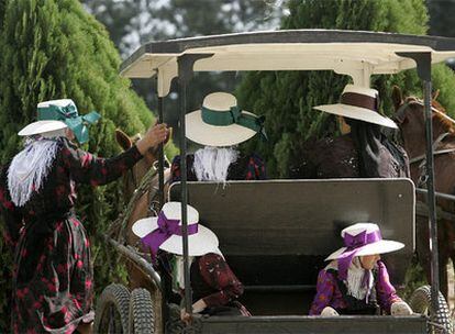 Cinco mujeres menonitas en Manitoba (Bolivia), donde hace una semana se descubrió que al menos 100 mujeres y niñas fueron violadas.