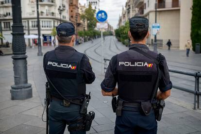 Agentes de Policía Nacional en el centro de Sevilla, durante labores rutinarias de vigilancia.